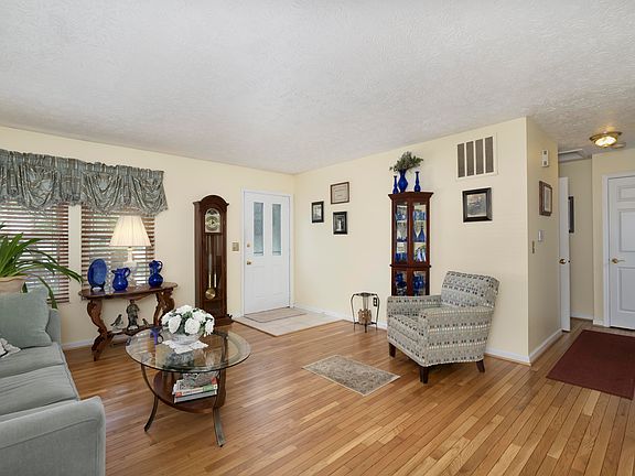 4th image of 737 Mill Valley Dr
