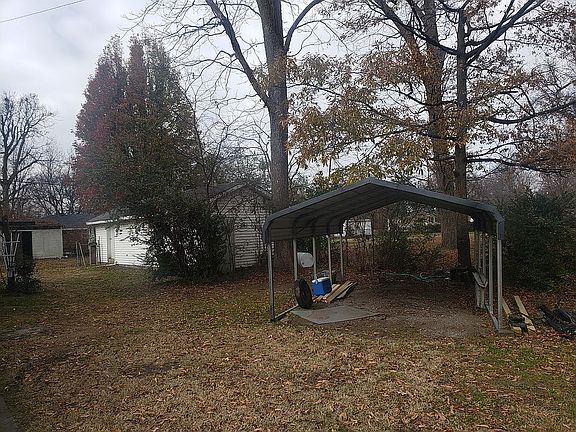4th image of 636 Foster St