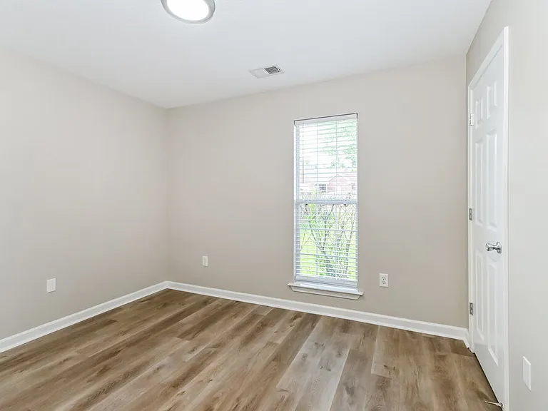 1540 Madison Cv W — Photo 12