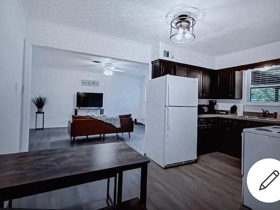 3rd image of 609 E University Ave