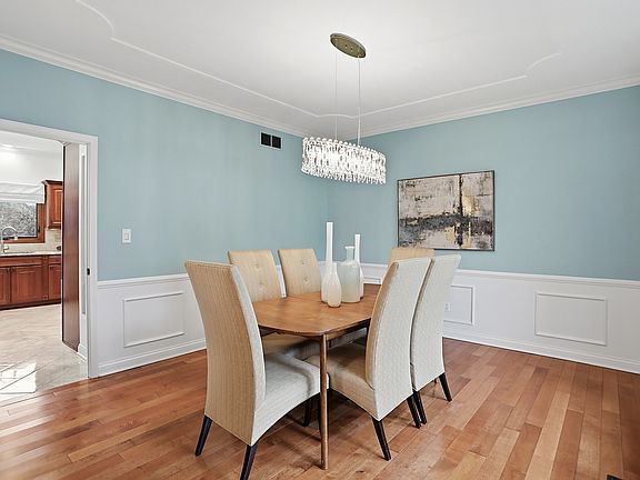 3rd image of 10368 Woods Edge Dr