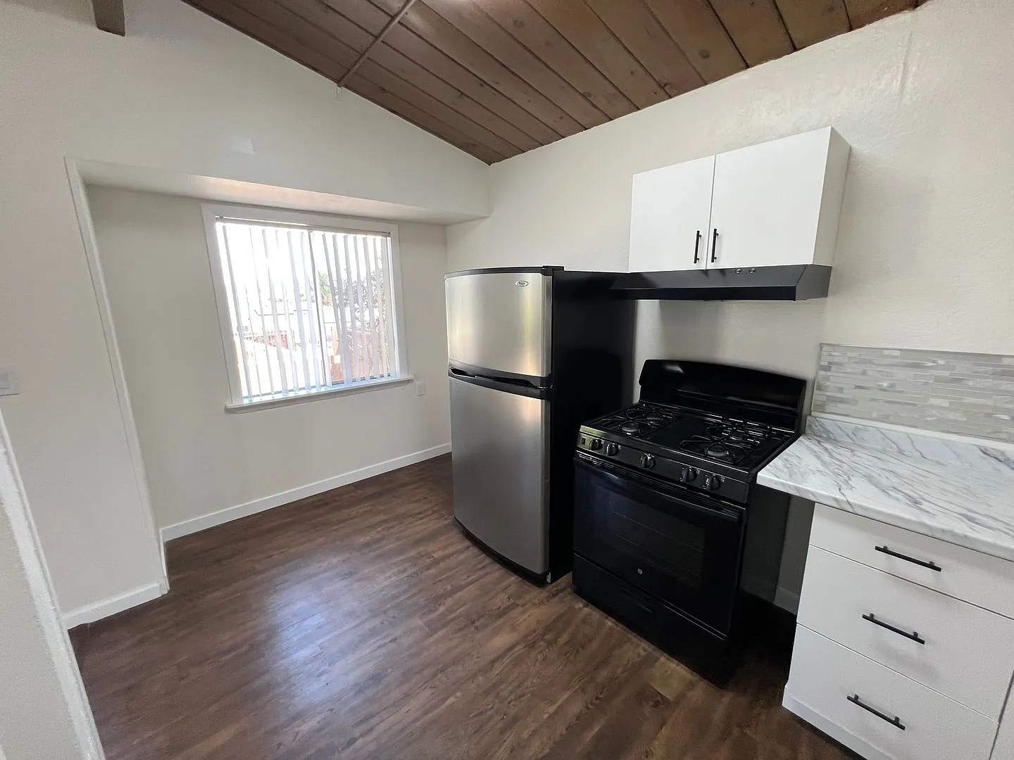 2 Bedroom Home for Rent in Lemon Grove With Bonus Room — Photo 4