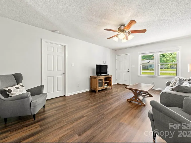 1428 Midlake Ave — Photo 6