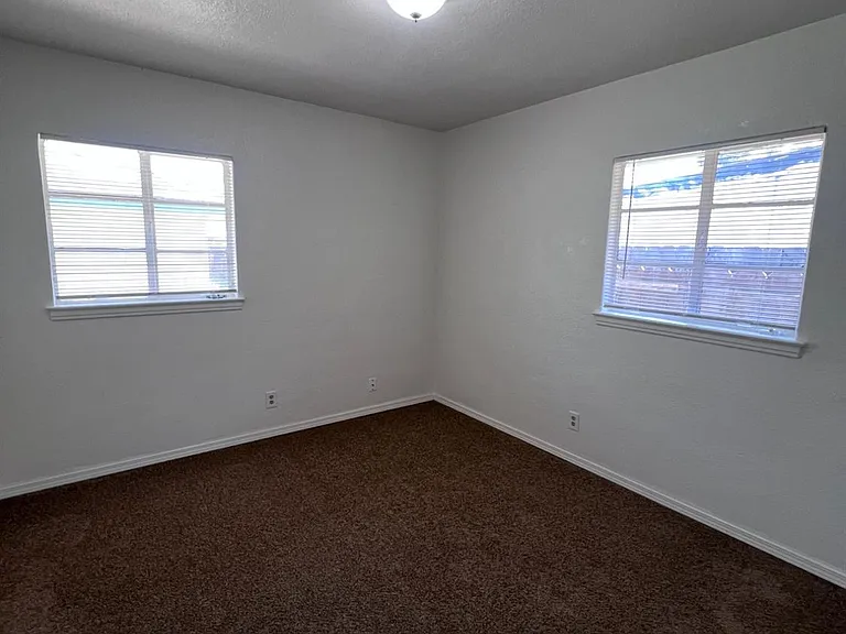 2905 E Lamona Ave — Photo 21