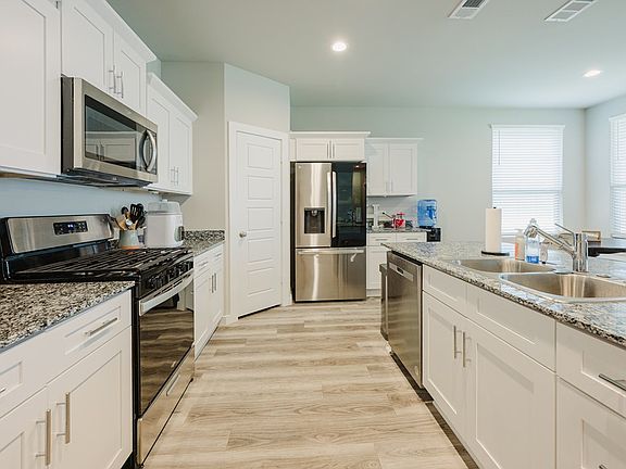 4th image of 6107 Bluebell Dr