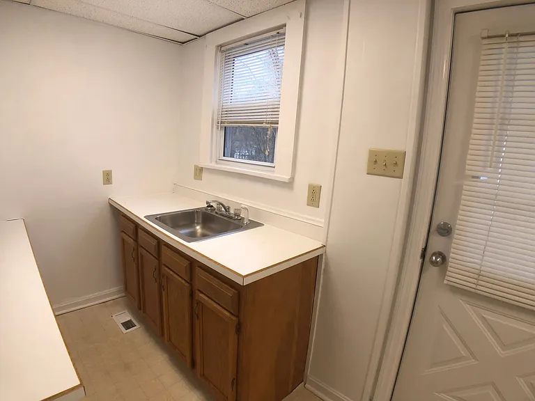 995 E Maiden St — Photo 12