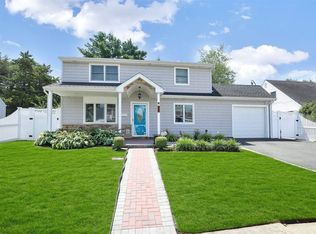 32 Meadow Ln, Levittown, NY 11756