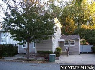 40 Hawthorne St, Hicksville, NY 11801