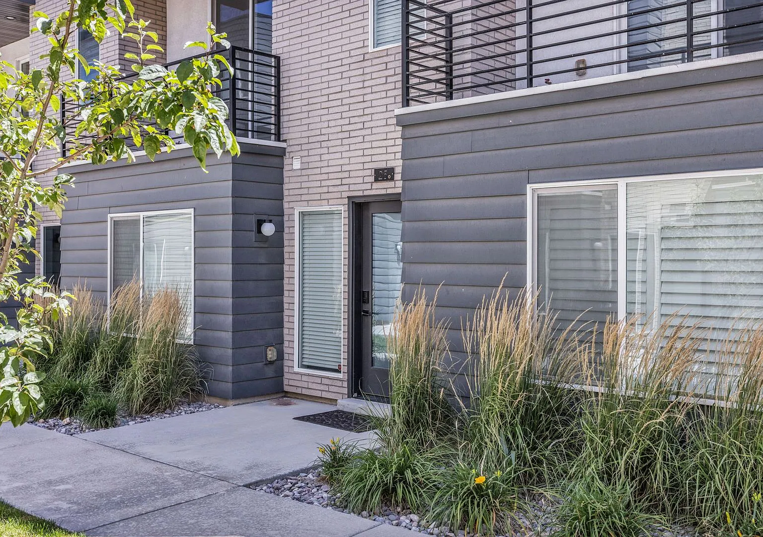 3 Bedroom 2.5 Bath Townhome in Salt Lake City! — Photo 2