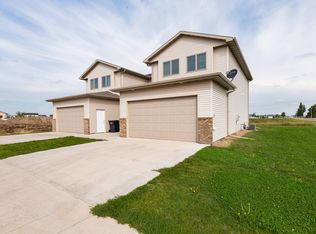 722 Hillcrest Dr SE, Mandan, ND 58554