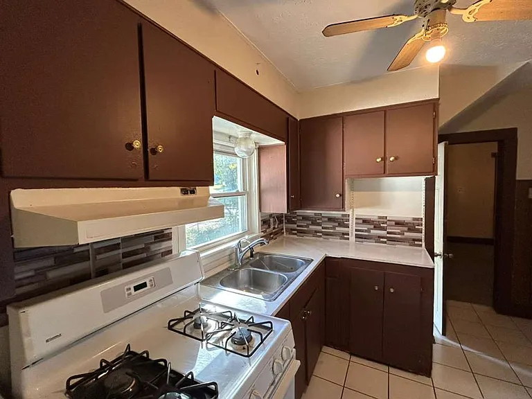 377 Talbot Ave — Photo 16