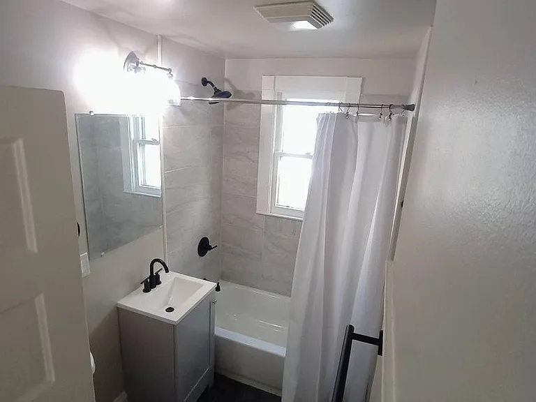 1822 N Warren Ave — Photo 2