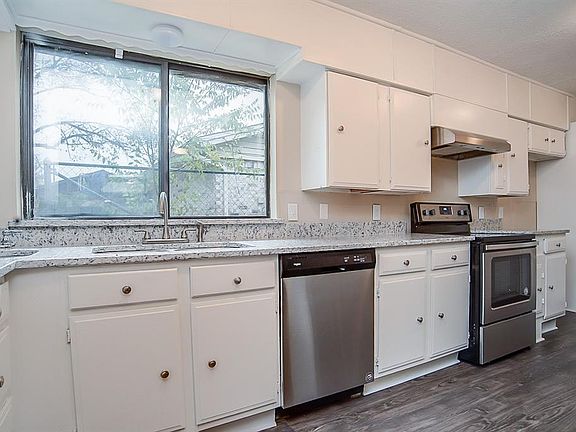 5th image of 2118 Crockett Dr