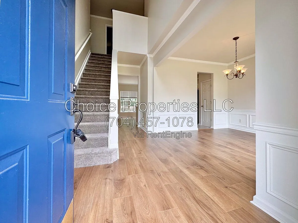 4 bed, 2.5 bath, 3050 sqft, $2,795 — Photo 2