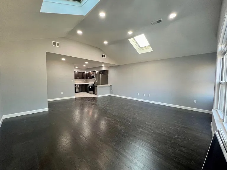 135 Oxford Ave #2 — Photo 5