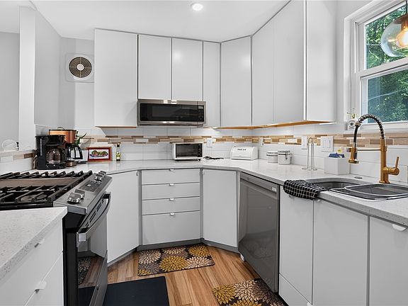 3rd image of 2654 Mount Royal Rd