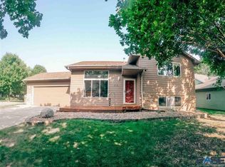 616 Hickory Ln, Harrisburg, SD 57032