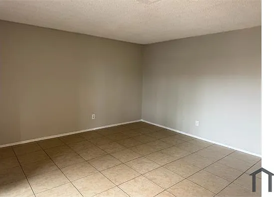 3 bed, 918 sqft, $1,350 — Photo 4