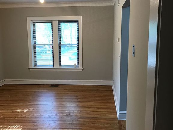 2nd image of 3715-21 N Leavitt St #2