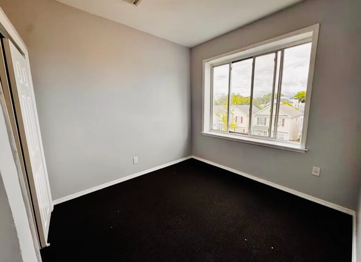 3 bed, $2,050 — Photo 3