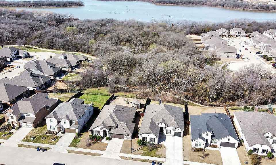 1st image of 628 Lake Cove Dr