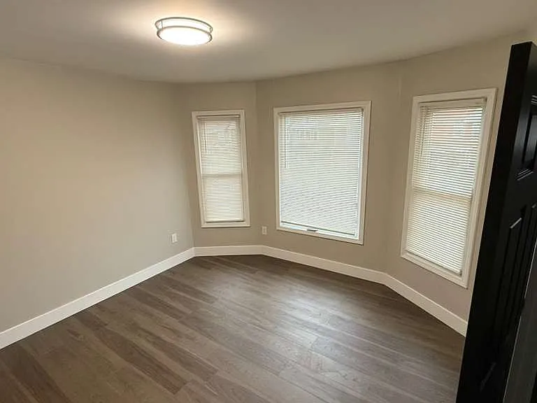 Large Bedroomn