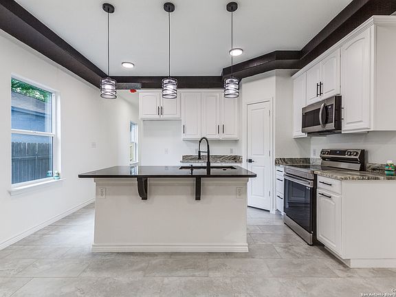 5th image of 623 Recio St.