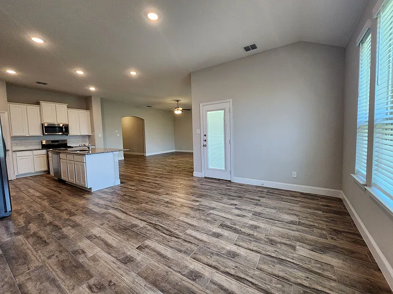 1331 Gruene Glen St — Photo 5
