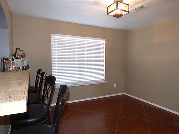 4th image of 720 Bluebonnet Dr