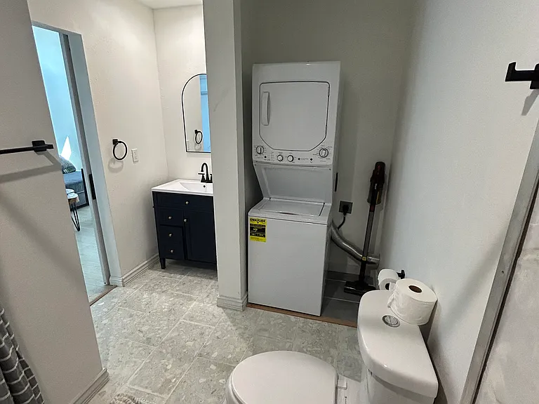 Bathroom, washer/dryer