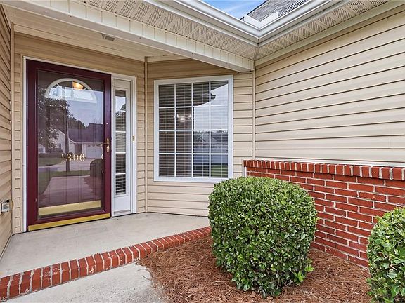 4th image of 1306 Bayswater Dr