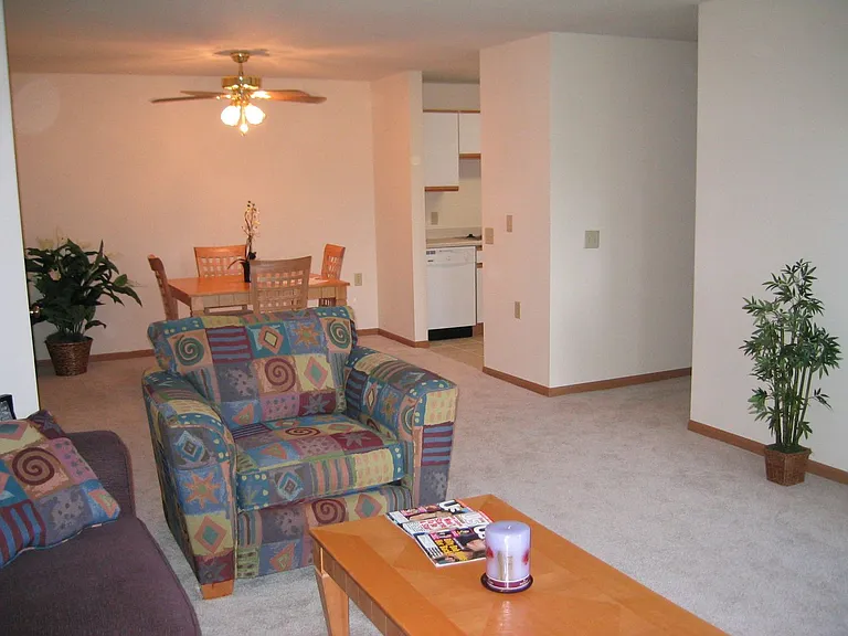 Windsor Pond Apartments — Photo 9
