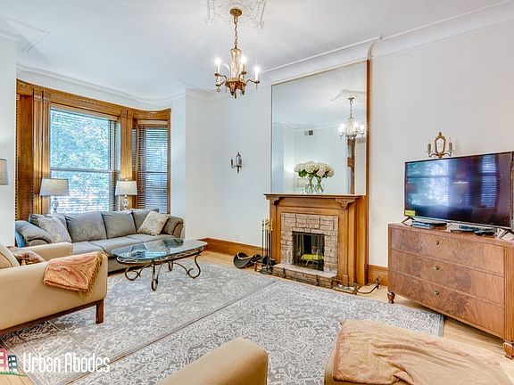 2nd image of 931 W Newport Ave APT 1