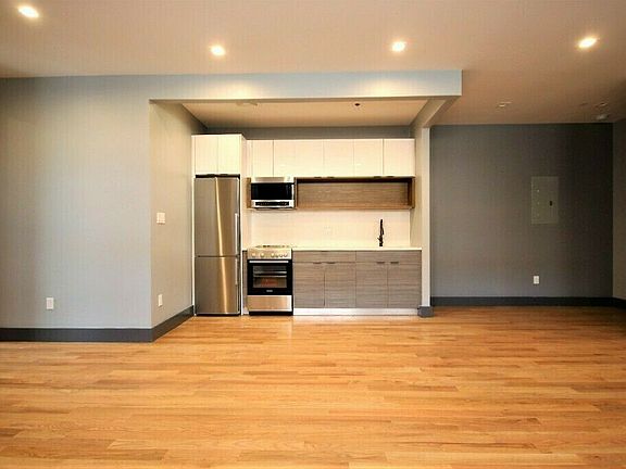 5th image of 321 Sumpter St APT 3B