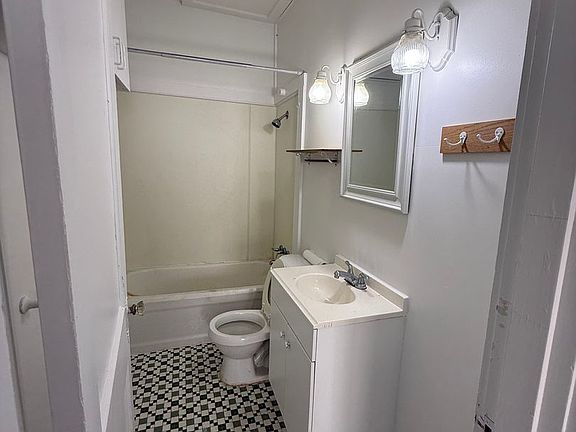 4th image of 202 College St APT 2