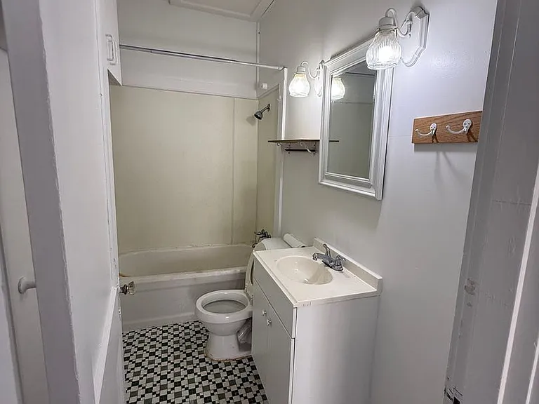 202 College St — Photo 4