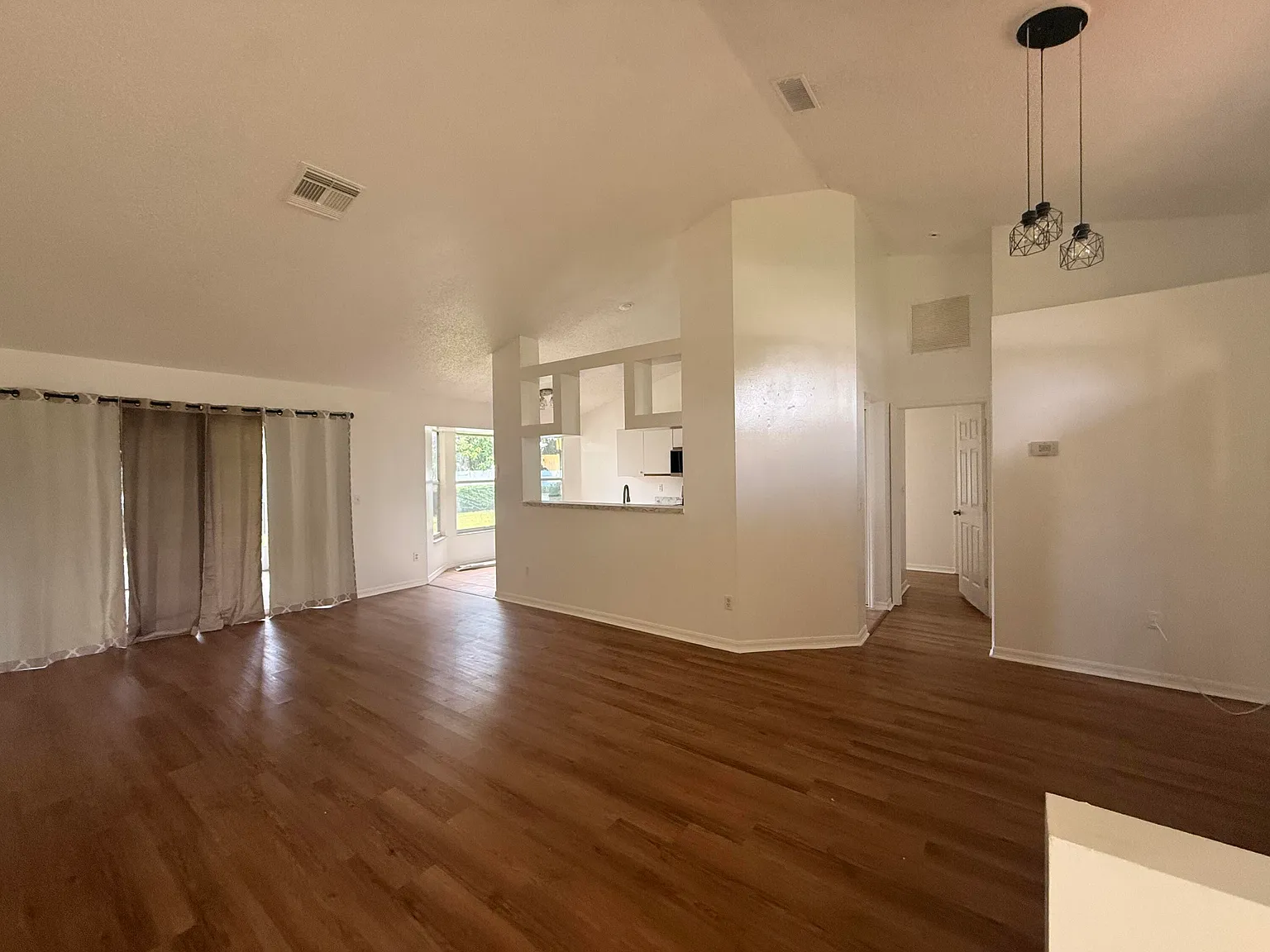 3 bed, 2.0 bath, 1435 sqft, $2,600 — Photo 2