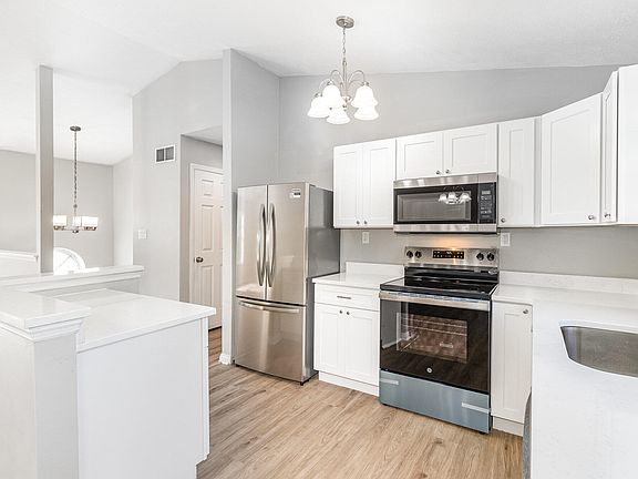 3rd image of 9 N Rosewood Ct