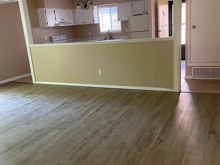 706 Meadow Woods Ln — Photo 2