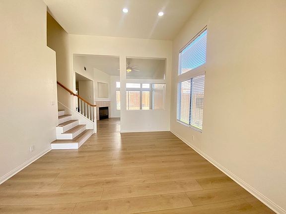 3rd image of 590 Vista Del Sol