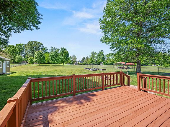3rd image of 131 Shady Oaks Dr
