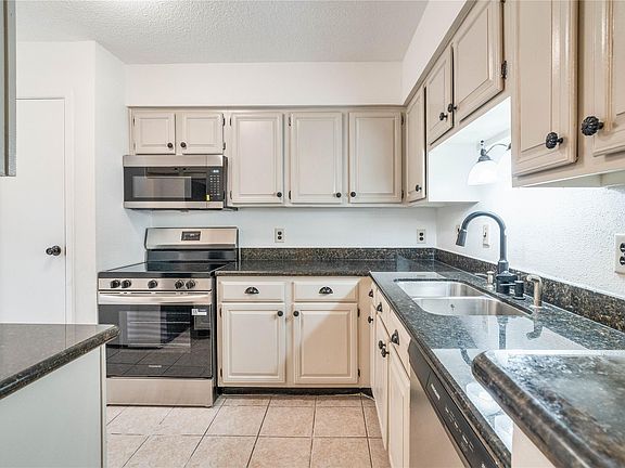 5th image of 17814 Kings Park Ln