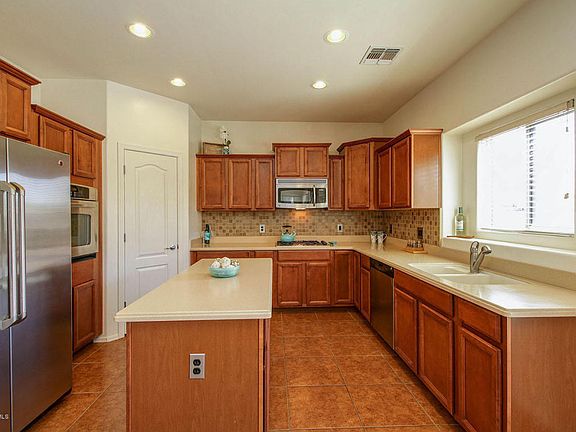5th image of 657 W Tremolo Ln