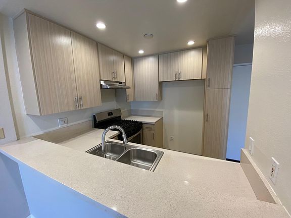 3rd image of 615 W Milford St