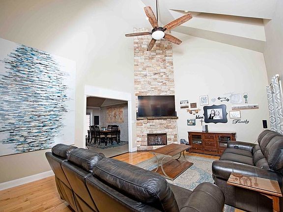 4th image of 449 Lake Forest Dr