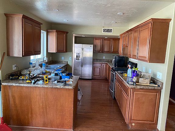 5th image of 921 S 8th St