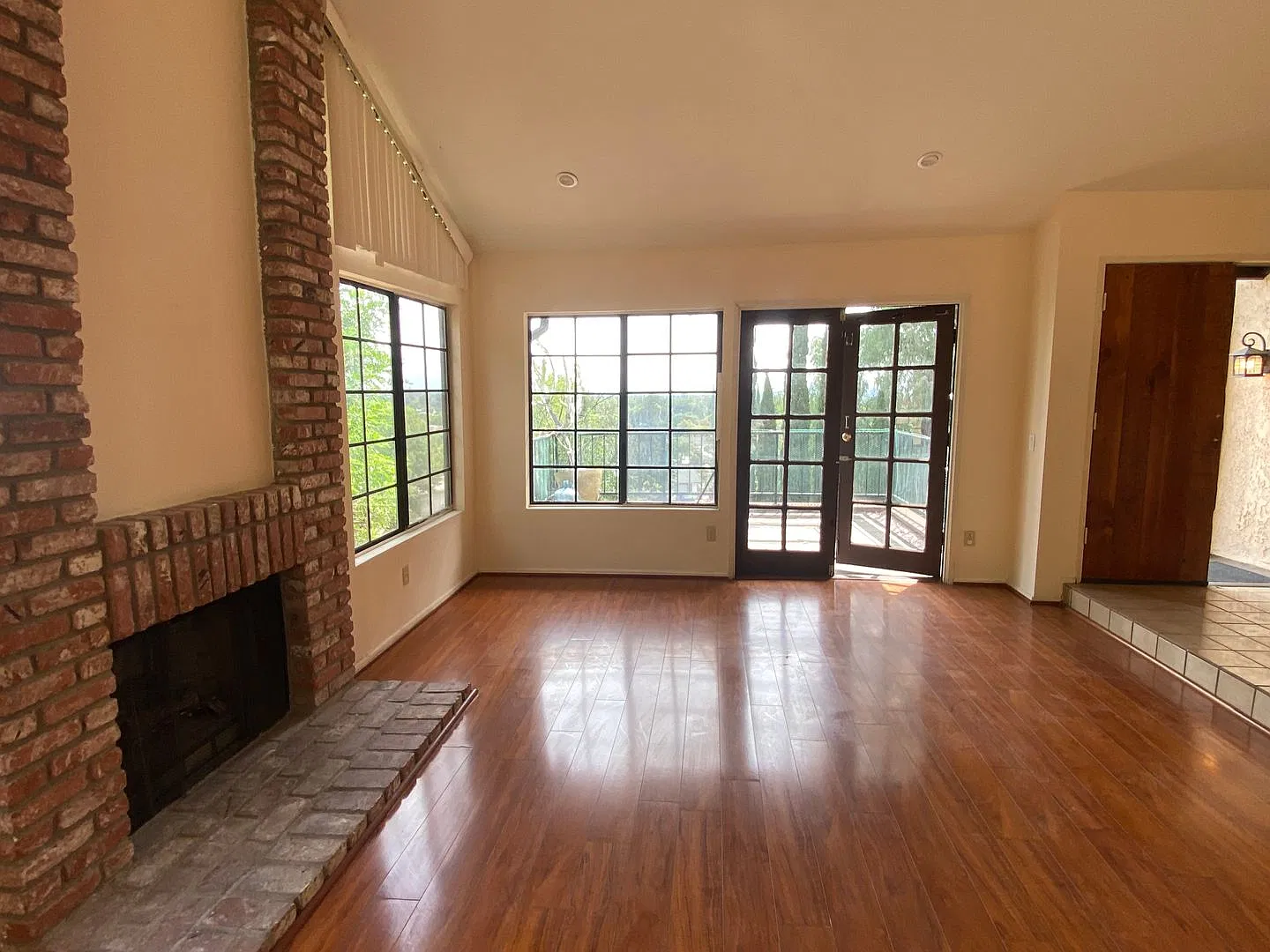 Beautiful Views, Spacious 4 bed 3.5 bath home West Hills — Photo 1