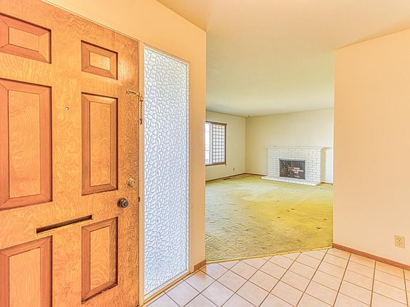 5th image of 1049 W Alisal St