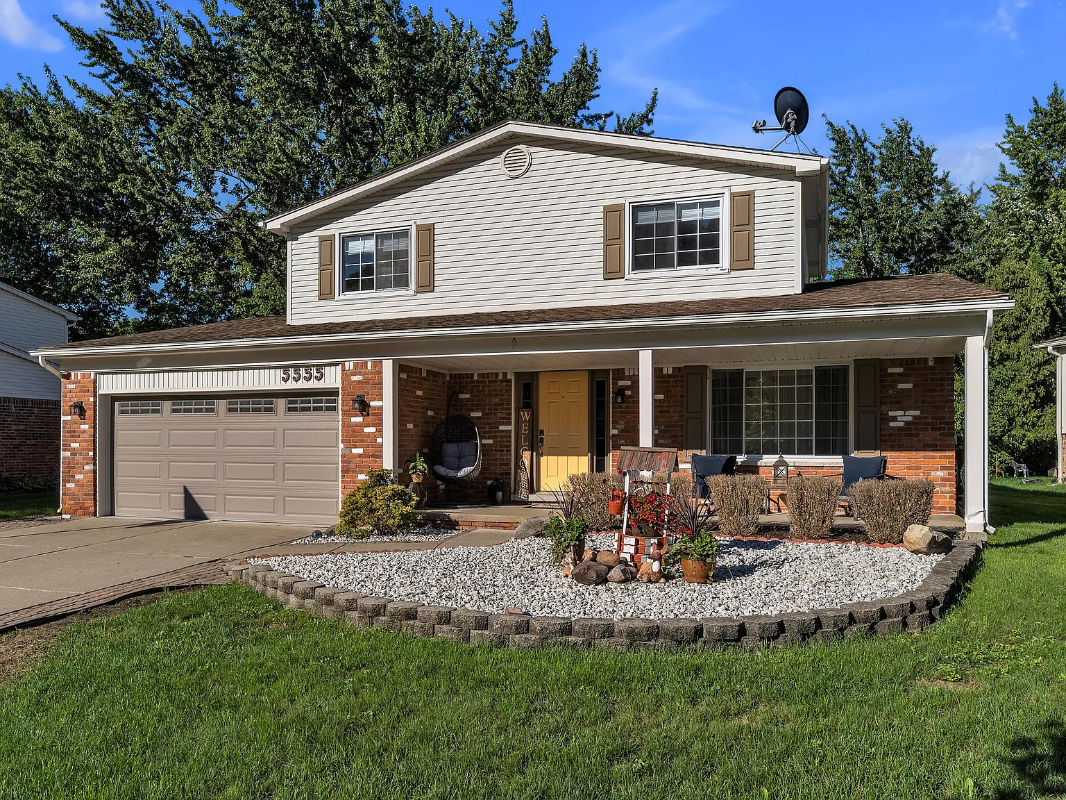 3 bed, 3.0 bath, 2427 sqft, $3,500 — Photo 3