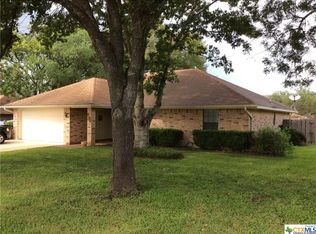 806 Country Club Dr, Seguin, TX 78155